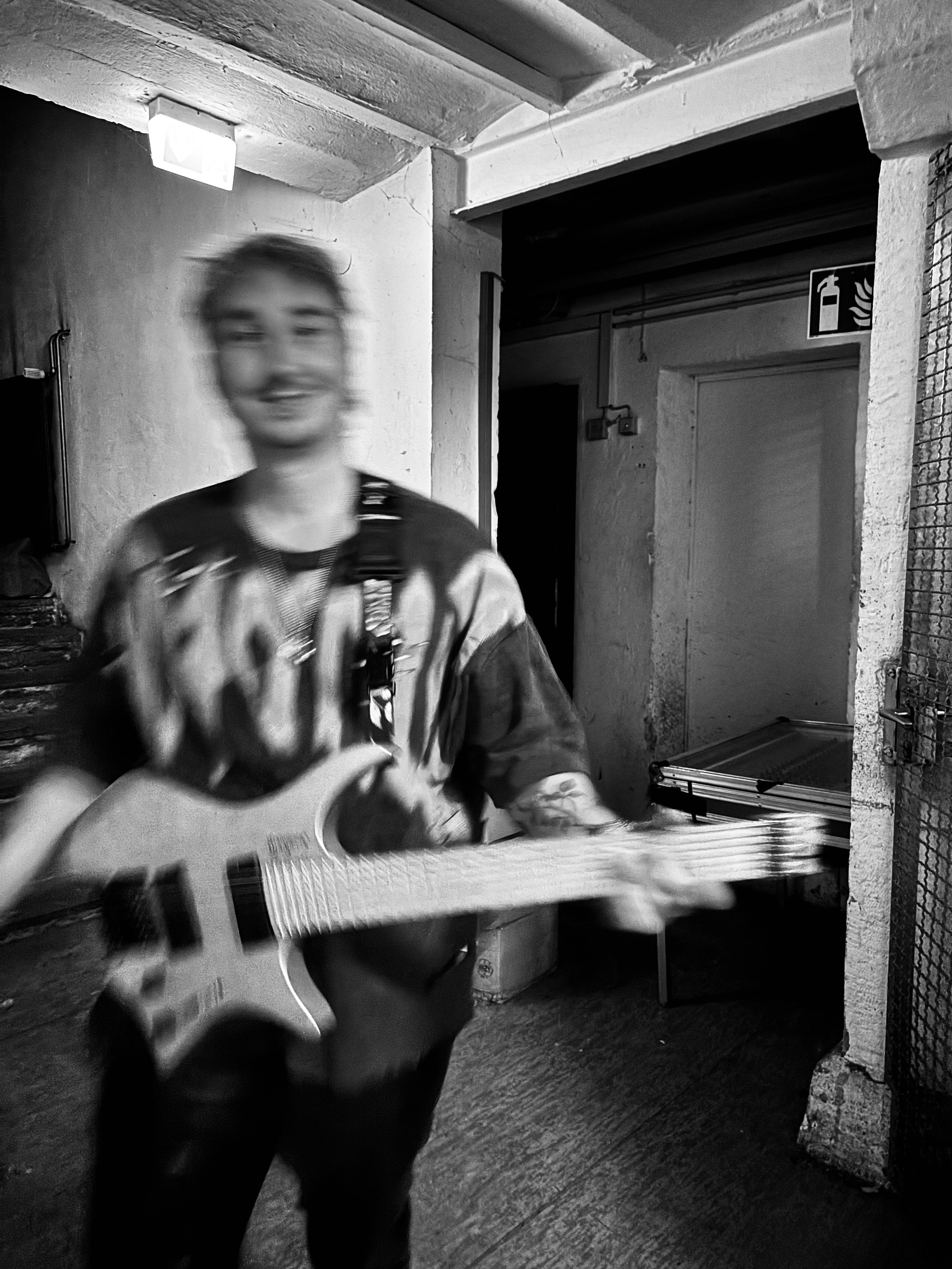 Schwarz-weiß Portrait eines Gitarrenlehrers